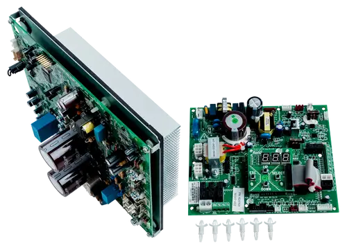 Frequenzumrichter der Marke Wolf, bestehend aus zwei Leiterplatten. Eine mit Kühlkörper und diverse elektronische Komponenten, die andere mit Steuerungselementen und Display.
